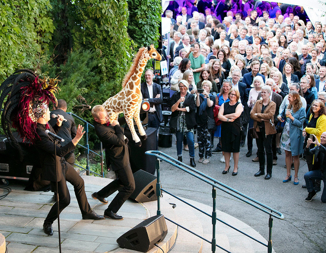 Sommerfest med stort oppmøte og fellesskap – planlagt av Medvind Eventbyrå.