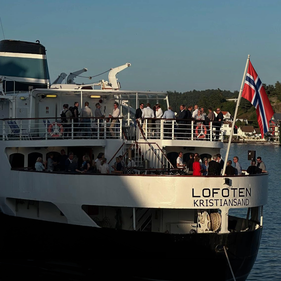 Grafisk design - Jubileumsfestival programplakat designet av Medvind Eventbyrå.