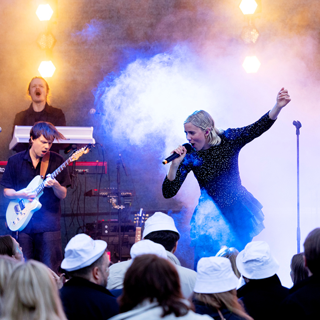Artister som skaper magi på scenen – musikk og show for ditt arrangement Liveopptreden med energiske artister og fargerike lyseffekter på scene – underholdning og artister levert av Medvind Eventbyrå.