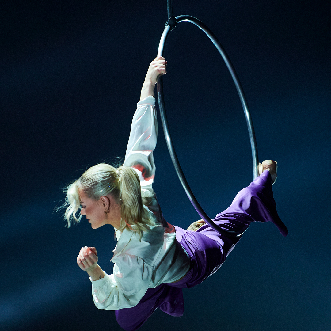 Underholdning som imponerer – luftakrobatikk til ditt arrangement Underholdning og artister - Luftakrobat i spektakulær oppvisning under event – imponerende underholdning levert av Medvind Eventbyrå.