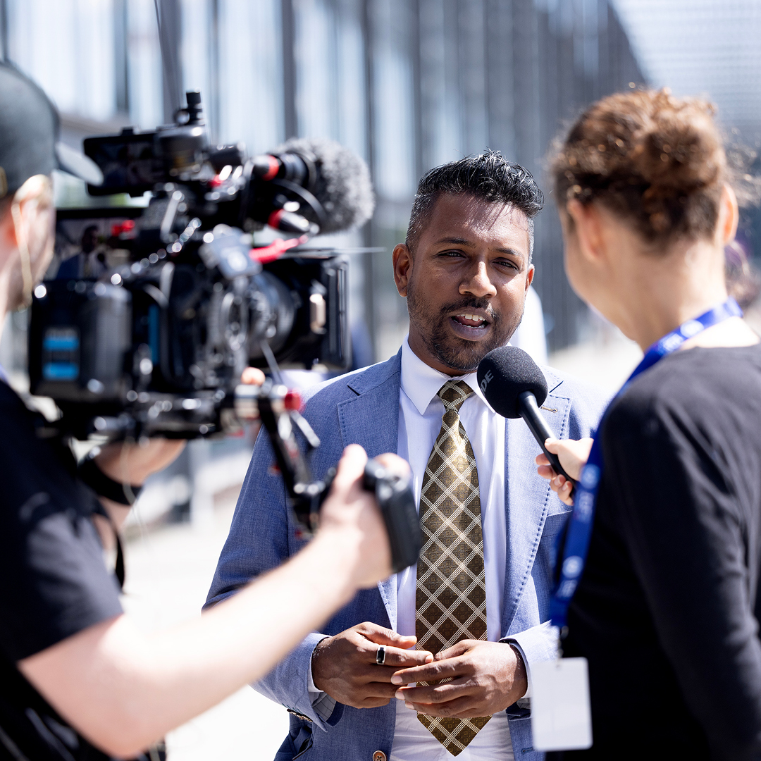 TV-intervju med profesjonell kameraproduksjon utendørs – Medvind Eventbyrå leverer film og innhold.