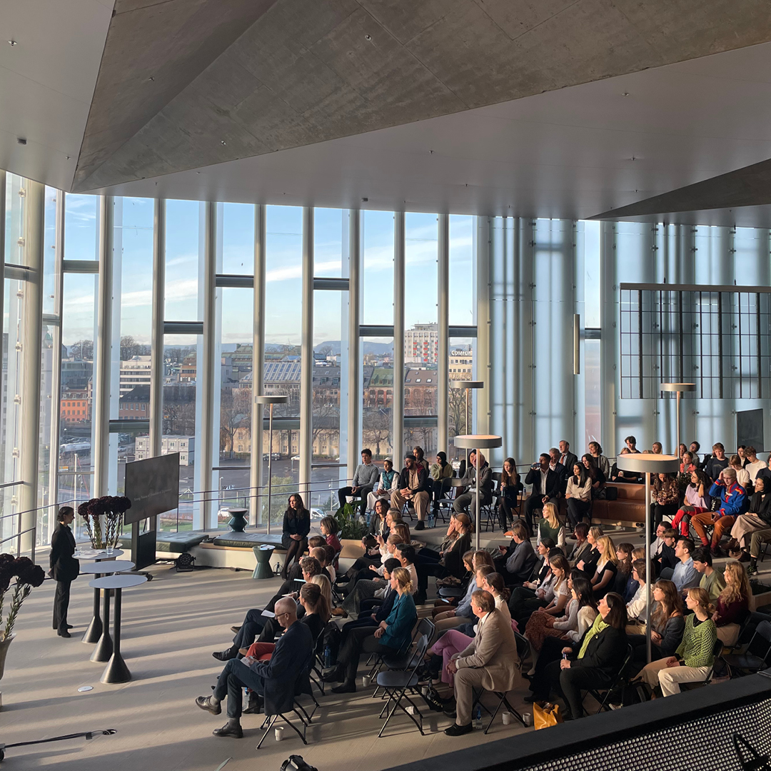 Eventlokale og destinasjoner: Lysfylt venue med panoramautsikt | Medvind Eventbyrå Eventlokale og destinasjoner – lyst, moderne glasslokale med panoramautsikt over byen, levert av Medvind Eventbyrå.