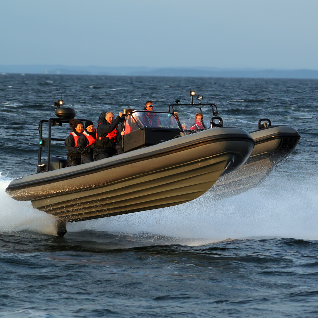 Fartsfylt RIB-båt opplevelse for teambuilding RIB-båt aktivitet på sjøen for teambuilding – Medvind Eventbyrå