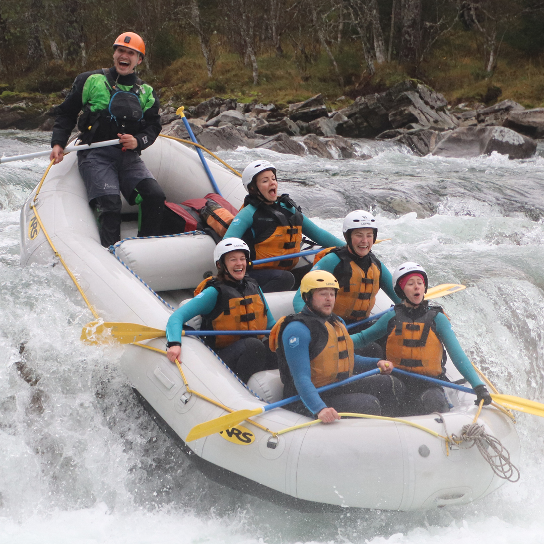 Actionfylt rafting for samhold og samarbeid Rafting i stryk som teambuilding – Medvind Eventbyrå